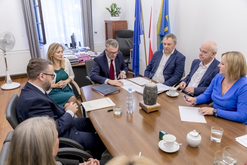 Podpisanie aktu notarialnego pomiędzy gminą Wieliczka i...
