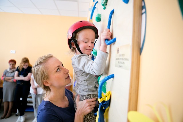 Ścianka wspinaczkowa od klubu Kiwanis, będzie pomagać w rehabilitacji dzieci.