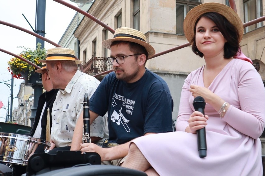 Łódź. Tradycyjny spacer swingowy na ul. Piotrkowskiej. Atrakcji nie brakowało: od zespołu dixielandowego po stare auta