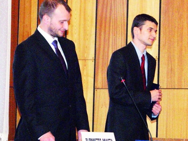 Z prawej nowy wiceburmistrz Grajewa, 35-letni Przemysław Chyliński. Będzie on prawą ręką Adama Kiełczewskiego.