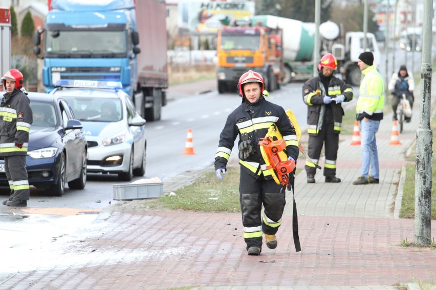 Wypadek w Tarnobrzegu. Tir zderzył się z autem osobowym, droga była zablokowana [ZDJĘCIA]