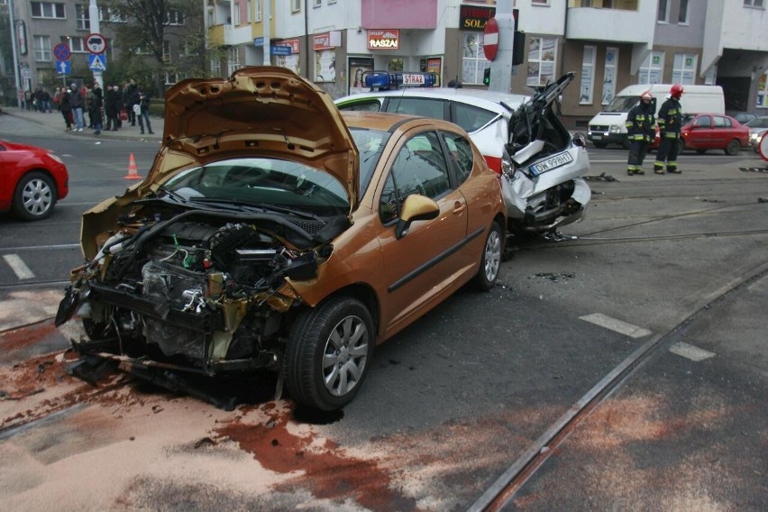 Wrocław: Kobieta wjechała w samochód straży. Strażak jest ranny (ZDJĘCIA)