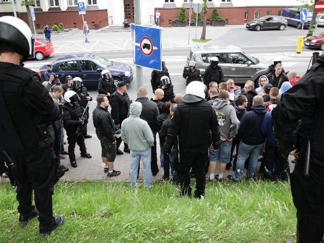 Zebranych przed urzędem wojewódzkim otaczało kilkudziesięciu policjantów. Protestujący trafili do białostockich komisariatów.