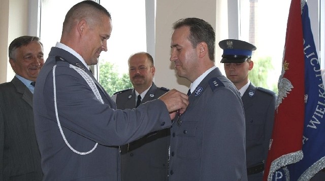 Kazimierski komendant policji Piotr Węgliński (z prawej) otrzymał srebrną odznakę Zasłużony Policjant z rąk Rafała Derlatki.