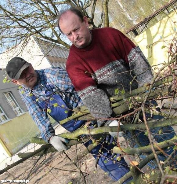 - Pracy mamy sporo. I oby nigdy jej nie zabrakło - mówią Jan Feld i Zenon Mamet, zatrudnieni w ramach robót publicznych (fot. Dariusz Brożek)