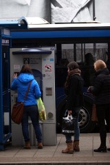Kraków. Już 40 automatów KKM zostało wyposażonych w specjalne daszki