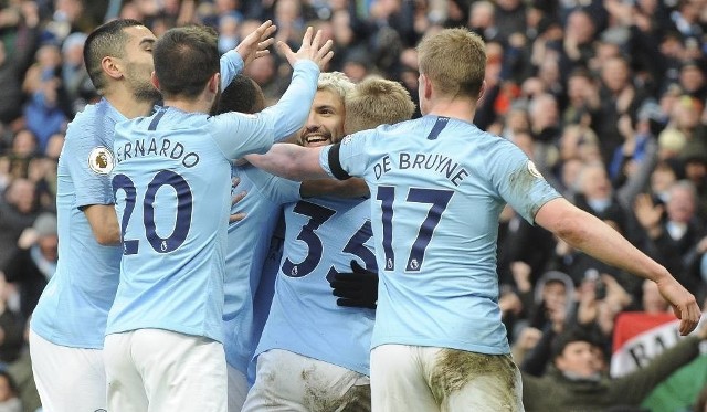 Schalke 04 Gelsenkirchen – Manchester City, Liga Mistrzów. Manchester City wygrał z Schalke 04 Gelsenkirchen 3:2, choć przegrywał już 1:2 i grał w 10 po czerwonej kartce Nicolasa Otamendiego. Dla Schalke dwukrotnie z rzutu karnego trafił Nabil Bentaleb. Dla Manchesteru City strzelali Sergio Aguero, Leroy Sane i Raheem Sterling. [1/8 finału, relacja, wynik meczu]