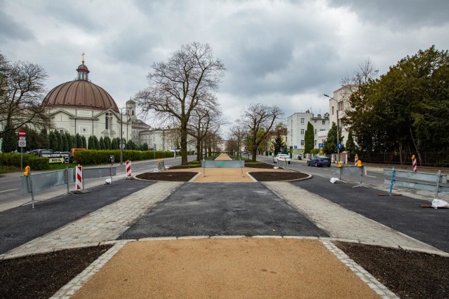 Al. Ossolińskich zmienia się nie do poznania. Po zakończeniu remontu na całym terenie zamontowane zostaną, m.in., stylowe ławki i kosze na śmieci.