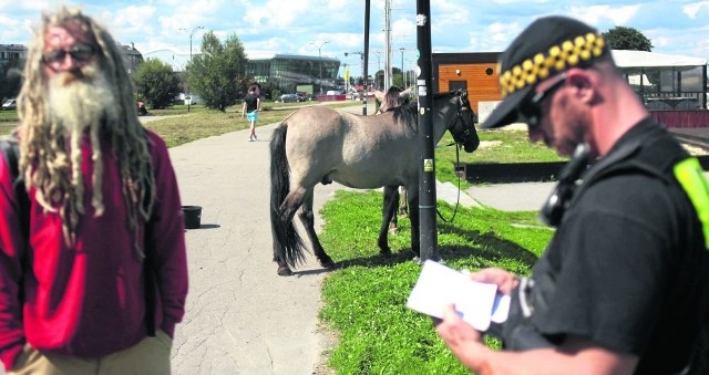 Strażnicy wypisują panu Lechowi mandaty za niedopilnowanie zwierząt, ale mężczyzna i tak ich nie opłaca, ponieważ jest bezrobotny i nie ma pieniędzy