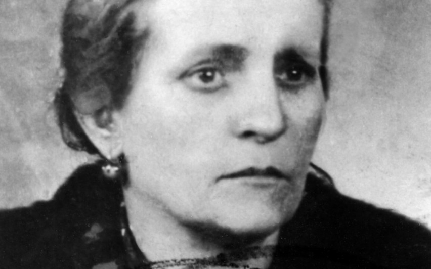 Niezwykła „zwykła oświęcimianka”. Julia Ilisińska upamiętniona w warszawskim Ogrodzie Sprawiedliwych. Ofiarnie pomagała więźniom Auschwitz