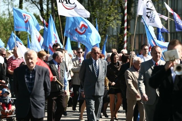 W pochodzie pierwszomajowym wzięło udział kilkadziesiąt osób