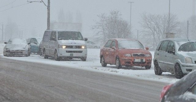 Na al. Piłsudskiego zderzyło się sześć aut.