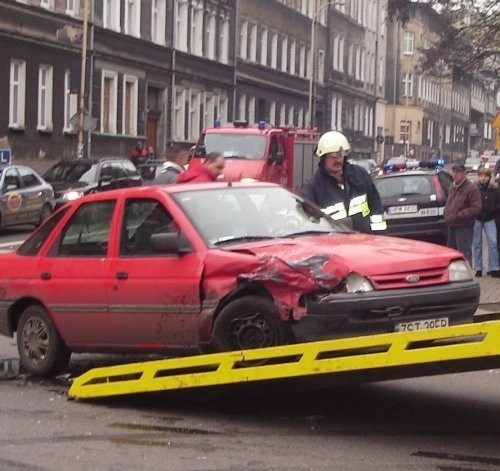 Ford wjechał na skrzyżowanie od ulicy I Brygady, nadjeżdżający z naprzeciwka mercedes uderzył w niego. Zniszczony ford na kilkadziesiąt minut zablokował część skrzyżowania.