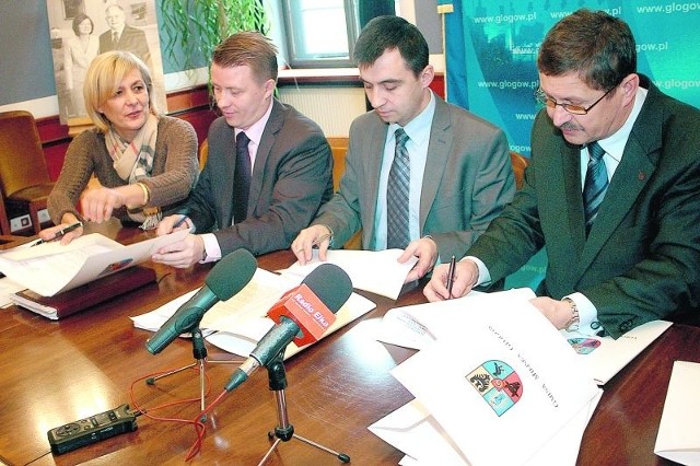 Dokument podpisany w ratuszu przez parlamentarzystów i samorządowców trafi do marszałka. Dotyczy on ważnych spraw dla regionu głogowskiego.