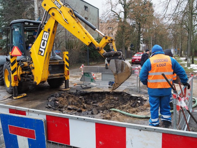 Uszkodzony wodociąg spowodował powstanie wyrwy, w którą wpadło kilka samochodów. Więcej na kolejnych zdjęciach