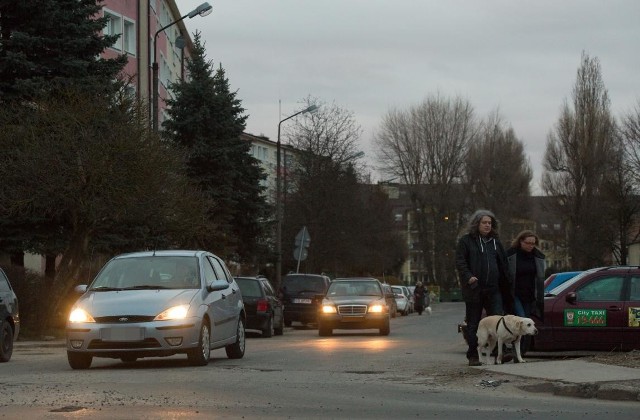 W sprawie latarni przy ul. Koszalińskiej interweniujemy ponownie na prośbę naszego czytelnika. Jak zauważa, choć lampy naprawiono, to w pełni sprawnie działały tylko przez chwilę.