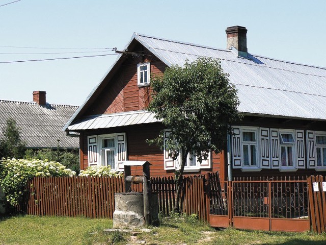 Trześcianka jest uważana za najpiękniejszą wieś Podlasia. I nic dziwnego. Drewniane domki, ze zdobionymi okiennicami, robią wrażenie. Fotografia pochodzi z archiwum urzędu gminy w Narwi.