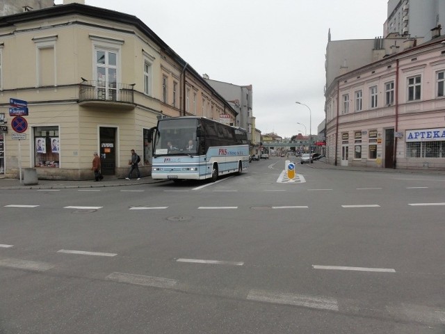 Autobusy jadące na dworzec od strony okrągłej kładki muszą przepuścić samochody będace na ciągu ulic Jabłońskiego-Grottgera.