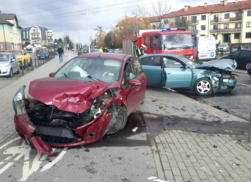 Wypadek na Parafialnej. Ukrainiec zjechał na przeciwny pas i doprowadził do czołowego zderzenia [ZDJĘCIA]