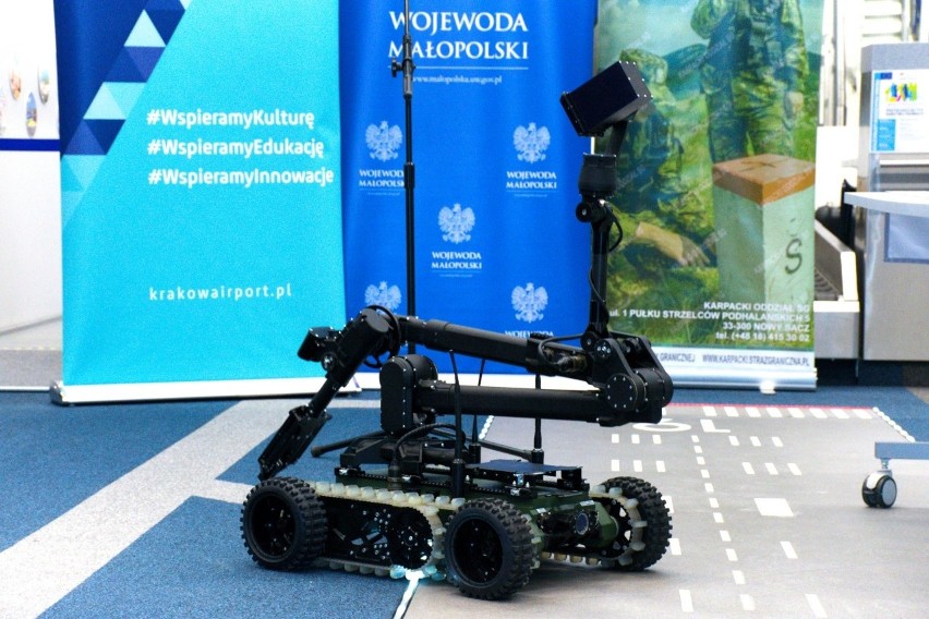 Przekazanie nowego sprzętu robota pirotechnicznego i pojazdu...