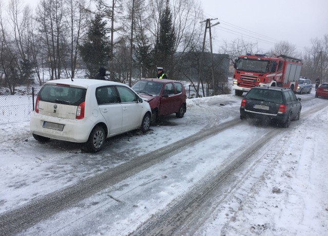 Do zdarzenia doszło w czwartek po godz. 10 w Pikulicach pod Przemyślem. Policjanci ustalili wstępnie, że kierująca skodą zjechała na przeciwległą stronę jezdni i zderzyła się czołowo z kierującą fiatem. Do szpitala na obserwację zabrano 4,5-miesięczne dziecko ze skody i 3-letnie dziecko z fiata.Ruchem w miejscu wypadku kierują strażacy.