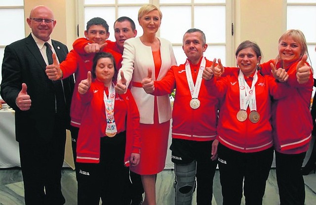 Agata Kornhauser-Duda z dyrektorem regionalnym Olimpiad Specjalnych Grzegorzem Kurkowskim i reprezentacją świętokrzyską.