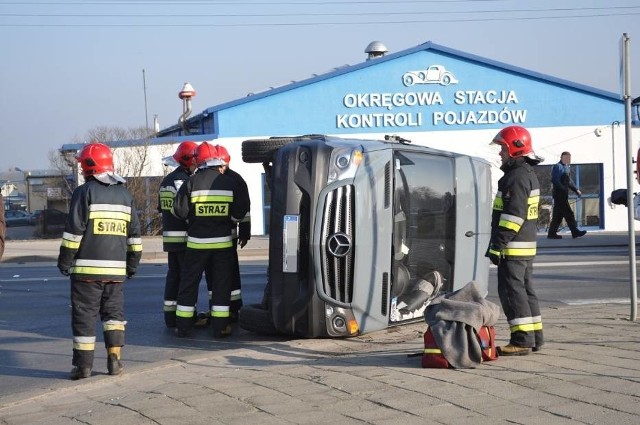 TIR zderzył się z busem. Strażacy stawiali samochód na cztery koła