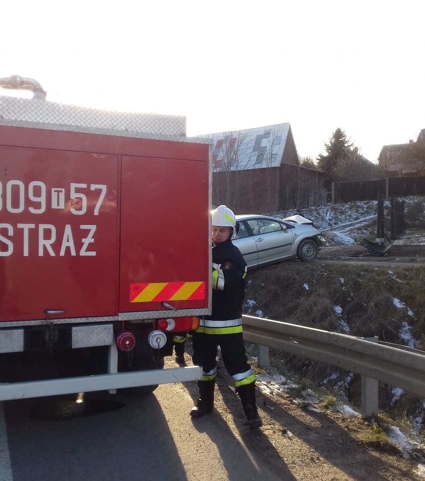 Wypadek w Wólce Milanowskiej. Toyota na łuku wypadła z drogi. Kobieta trafiła do szpitala (ZDJĘCIA)