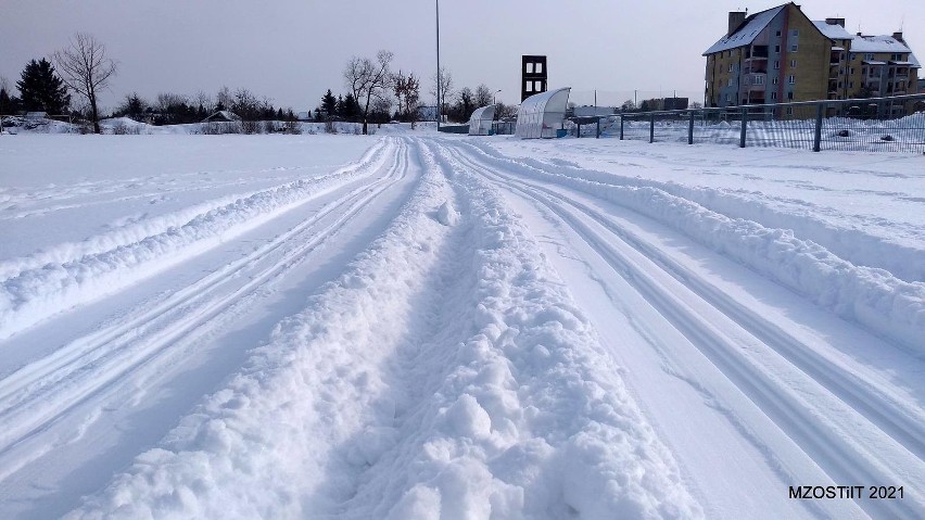 Ostrołęka. Trasa narciarska powstała 11.02.2021 na stadionie miejskim. Zdjęcia