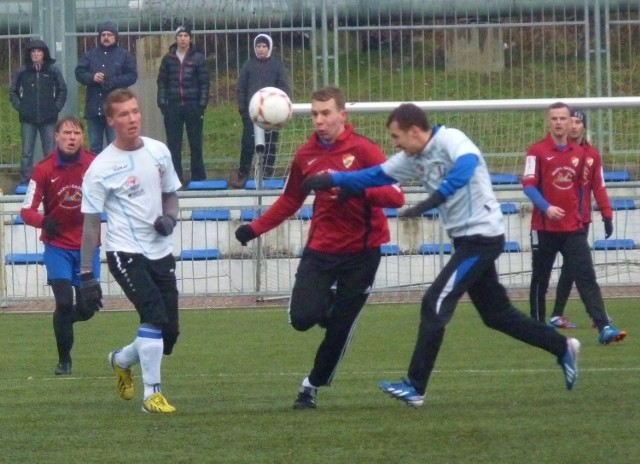 Wojciech Wójcik (w środku w czerwonej koszulce) występuje na pozycji skrzydłowego.