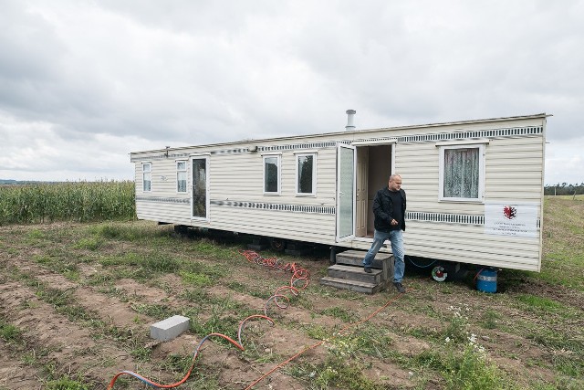 Samorząd województwa zakupił 20 domów dla najbardziej poszkodowanych podczas nawałnicy z 11 na 12 sierpnia. Pierwszy z dwudziestu domów mobilnych typu holenderskiego stanął na działce Państwa Gończ w Pamiętowie (powiat tucholski). To jedna z najbardziej poszkodowanych rodzin w czasie nawałnicy, która przeszła nad regionem z 11 na 12 sierpnia. -  Kolejne takie domy trafią do potrzebujących w najbliższych dniach. To obecnie najpilniejsza potrzeba, tym bardziej, że robi się coraz zimniej - mówi marszałek Piotr Całbecki. - Domy tych rodzin nie nadają się do zamieszkania, potrzebują więc tymczasowego lokum na czas ich odbudowy.     Drugi mobilny dom trafi do Państwa Lodzińskich w Sitowcu (gm. Koronowo)w nocy z  15 na 16 września. Kolejne zostaną przekazane poszkodowanym w przyszłym tygodniu.     Domy zakupione przez samorząd wojewódzki są w pełni wyposażone, maja powierzchnie 40 m. kw., dwie sypialnie, salon z miejscami do spania, kuchnię i łazienkę z bieżącą wodą oraz gazowe centralne ogrzewanie. Podłączenia do sieci elektrycznej oraz wodociągu i kanalizacji zapewniają gminy.     Zakup domów sfinansowany został z budżetu województwa oraz środków, które zostały przekazane przez samorządy terytorialne z całej Polski.