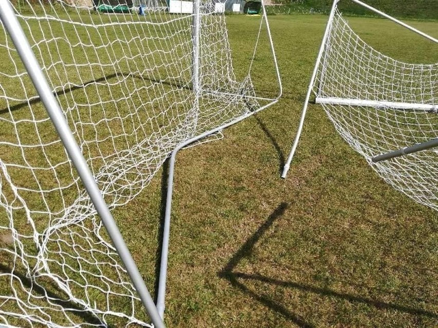 Wandale zniszczyli bramki na stadionie w Sobkowie. Jest...