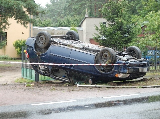 Dachowanie chryslera. Cud, że kierującej nic się nie stało .