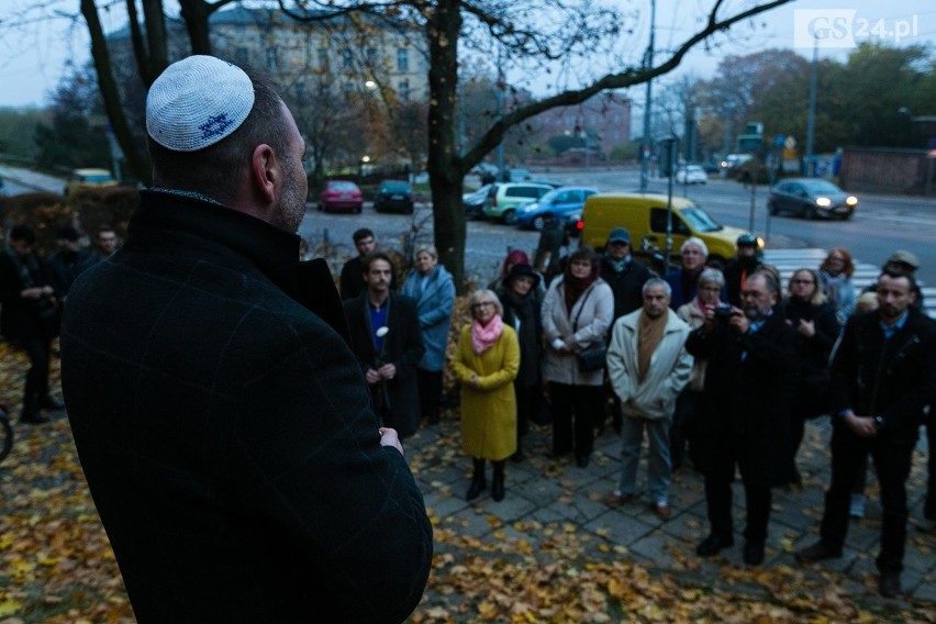 Szczecin. Pamiętali o "Nocy kryształowej". Zapalili znicze, w miejscu, gdzie stała synagoga   