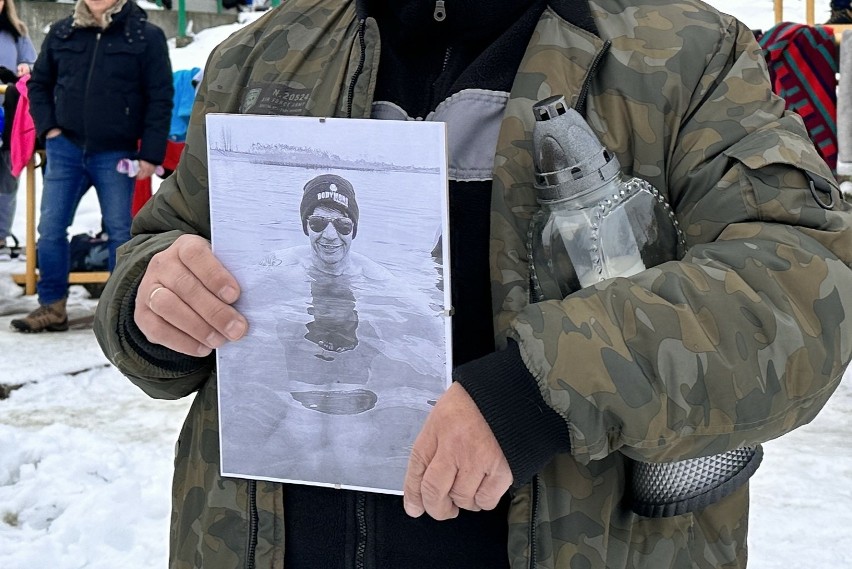 Nad Jeziorem Tarnobrzeskim morsy uczciły pamięć zmarłego Marcina Gwoździowskiego, współzałożyciela klubu BodyMors w Tarnobrzegu. Zdjęcia 