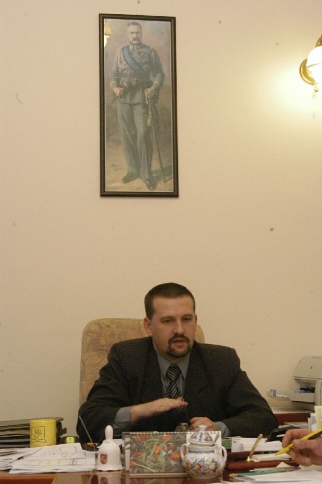 Arkadiusz Karbowiak w swoim gabinecie.