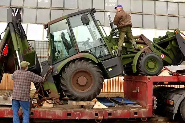 Mocowanie na lawecie koparko-ładowarki wyprodukowanej w Centrum Produkcji Wojskowej.