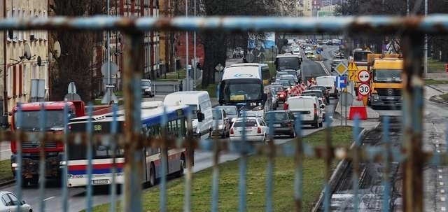 Kierowcy chcą drogi szybkiego ruchu, piesi nie chcą kładek