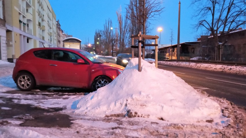 Opole. Mieszkańcy wciąż pomstują na nieodśnieżone chodniki....