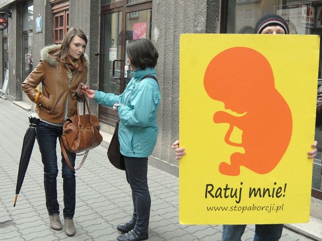 Drastyczne plakaty wróciły na ulice RzeszowaNa dzisiejszej pikiecie stawiła się 10-osobowa garstka studentów, sympatyków fundacji PRO-Prawo do życia.