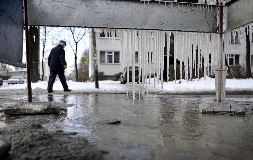 Rok 2010, pękła rura na skrzyżowaniu ulic Oporowskiej i...