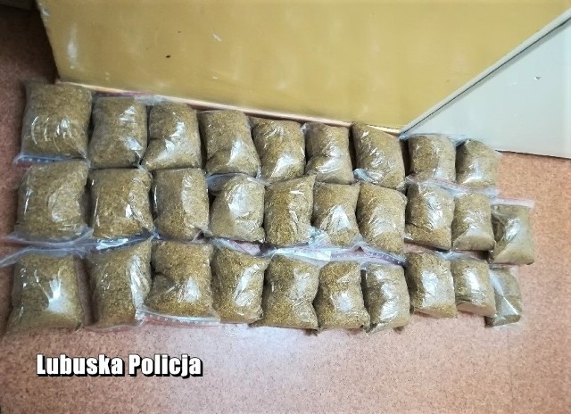 Żagańscy policjanci zabezpieczyli ponad 14 kg tytoniu bez polskich znaków akcyzy, które znaleźli w mieszkaniu u 56-letniego mężczyzny, mieszkańca gminy Iłowa.W środę (9 stycznia) policjanci z Zespołu dw. z Przestępczością Gospodarczą Komendy Powiatowej Policji w Żaganiu udali się na przeszukanie do mężczyzny, który, jak ustalili, posiadał nielegalny tytoń. - Kiedy weszli do jego mieszkania zauważyli, że 56-latek akurat porcjował krajankę tytoniową, pakując ją do worków strunowych. Zaskoczony widokiem policjantów od razu przyznał się, że krajanka faktycznie należy do niego - poinformowała st. sierż. Aleksandra Jaszczuk, z Komendy Powiatowej Policji w Żaganiu.Mężczyzna, mieszkaniec gminy Iłowa, został już przesłuchany i usłyszał zarzut posiadania wyrobów tytoniowych bez polskich znaków akcyzy.Policjanci oszacowali, że należności Skarbu Państwa zostały narażone na uszczuplenie w kwocie prawie 12 tys. złotych z tytułu nieodprowadzonego podatku. Zabezpieczony tytoń policjanci przekażą do urzędu celnego. Oprócz przepadku „trefnego” tytoniu 56-latek będzie musiał zapłacić karę grzywny.Zobacz też: Amfetamina w lodówce, marihuana w łazience i 32–latek w areszcie