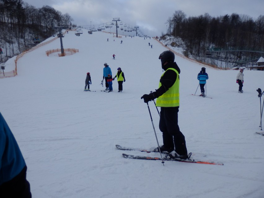 Patrole na nartach w Szwajcarii Bałtowskiej! Sprawdzają trzeźwość dorosłych i bezpieczeństwo dzieci [ZDJĘCIA]