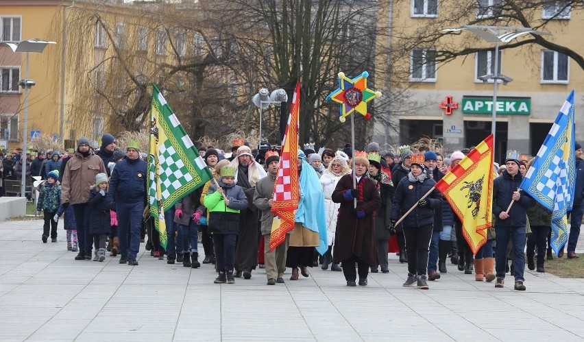 Tłumnie i radośnie w Nowej Dębie. Orszak Trzech Króli szósty raz przeszedł ulicami (ZDJĘCIA)