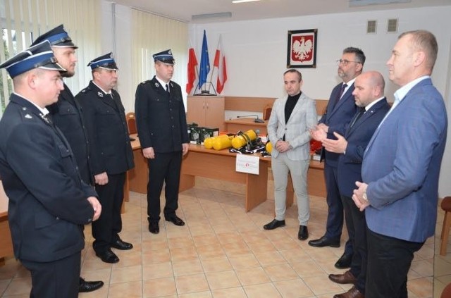 Gmina Górno przekazała nowy sprzęt strażacki dla Ochotniczej Straży Pożarnej w Krajnie.