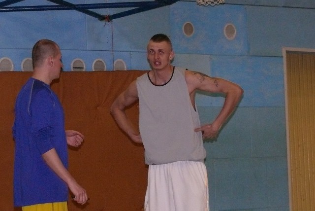 Dariusz Wyka (z prawej) ma pomóc koszykarzom UMKS Kielce w awansie do pierwszej ligi.