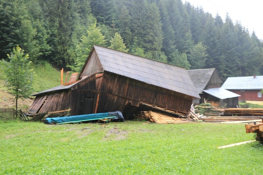 Katastrofalna sytuacja w Ochotnicy Górnej. Woda zniszczyła drogi i domy [ZDJĘCIA]