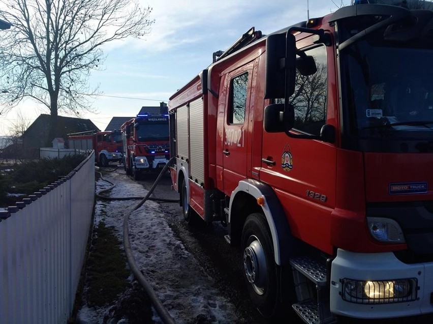 Pożar w Książniczkach. Strażacy gasili ogień na kolanach z kamerą termowizyjną