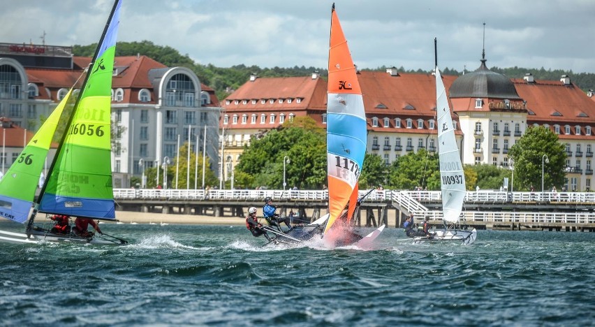 Sopot Catamaran Cup 2020. Parada katamaranów na rozpoczęcie regat. W niedzielę drugi dzień rywalizacji! [ZDJĘCIA]