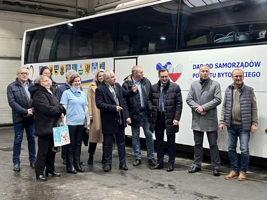Na Ukrainę pojechał autobus do przewozu dzieci podarowany przez samorządowców z gmin i powiatu bytowskiego 